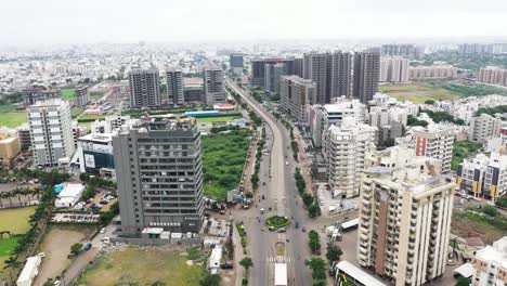 La-Cámara-Del-Dron-Avanza-Desde-La-Carretera-Y-Muestra-Edificios-Residenciales-Y-Comerciales-A-Ambos-Lados-De-La-Carretera.