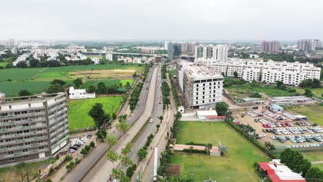 150-Pies-De-La-Carretera-De-Circunvalación-De-La-Ciudad-De-Rajkot-Están-Rodeados-De-Edificios-De-Gran-Altura