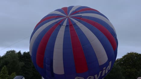 Toma-Manual-De-Un-Globo-Aerostático-En-Ascenso-En-El-Festival-De-Globos-De-Strathaven.