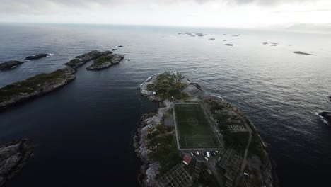 Disparo-Cinematográfico-De-Drones-FPV-Estabilizado-Desde-Lofoten-Sobrevolando-El-Estadio-Henningsvaer