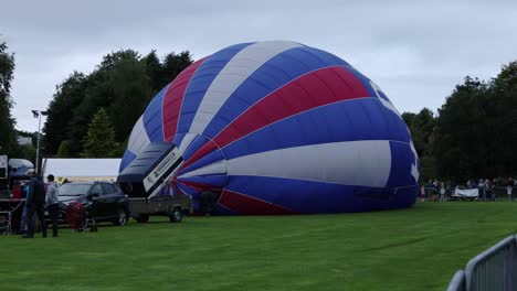 Toma-Estática-De-Un-Globo-Aerostático-Llenándose-En-El-Festival-De-Globos-De-Strathaven.