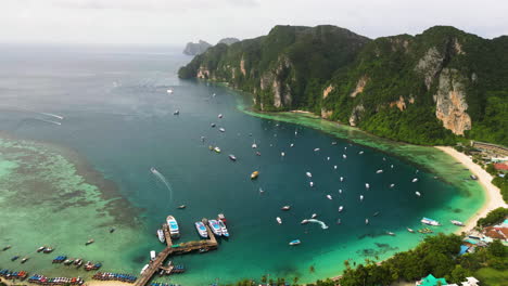 Hyperlapse-Panorama-Auf-Einer-Exotischen-Insel-In-Thailand,-Einem-Belebten-Strand-Und-Einer-Lagune