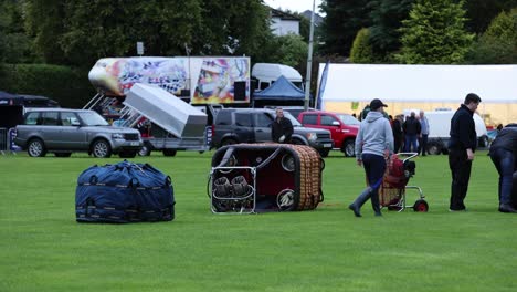 Handaufnahme-Der-Crews-Beim-Aufbau-Des-Strathevn-Ballonfestivals