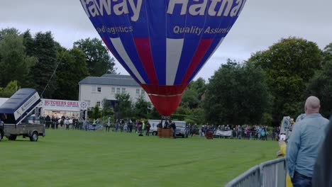 Toma-Manual-De-Multitudes-Viendo-Globos-Aerostáticos-En-El-Festival-De-Globos-De-Strathaven.