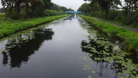 Kajakfahrer-Radeln-Im-Beverlo-Kanal-Zur-Brücke