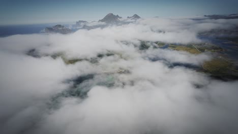 Filmische-FPV-Drohnenaufnahme,-Stabilisiert-Von-Den-Lofoten,-Die-Die-Küste-Norwegens-Durch-Die-Wolken-Zeigt