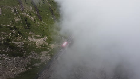 Luftaufnahme-Der-Niesen-Standseilbahn:-Ein-Historisches-Schweizer-Bahnerlebnis-Auf-Dem-Pyramidenberg