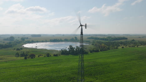 Luftaufnahmen-Einer-Kleinen-Landwirtschaftlichen-Windkraftanlage,-Die-In-Einer-Ländlichen-Gegend-Strom-Erzeugt