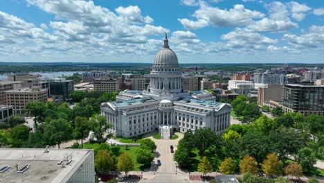 Capitol-building-of-Wisconsin