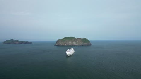 Navegando-Lejos-De-Dos-Islas-Solitarias-En-Medio-Del-Océano-Atlántico
