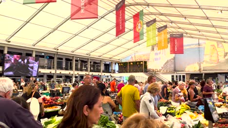 Der-Berühmte-Cascais-Markt-In-Portugal-Ist-Voller-Frischer-Früchte,-Gemüse-Und-Blumen,-Während-Sich-Kleinbauern-Und-Touristen-Treffen