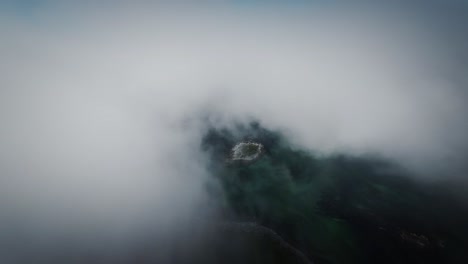 Toma-Cinematográfica-De-Drones-FPV-Estabilizada-Desde-Lofoten-Volando-Sobre-Una-Pequeña-Isla-Cubierta-De-Nubes.