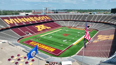 Banderas-De-Estados-Unidos-Y-Minnesota-Ondeando-En-El-Estadio-De-Fútbol-De-La-Universidad-De-Minnesota