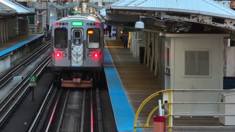 People-entering-and-exiting-passenger-train-car-on-elevated-tracks-in-Chicago,-IL