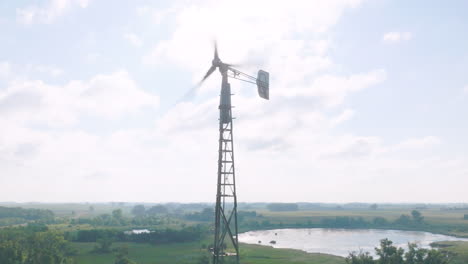 Antenne-Einer-Kleinen,-In-Betrieb-Befindlichen-Windkraftanlage,-Die-Auf-Einem-Bauernhof-Strom-Erzeugt