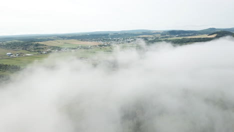 Wolken-überfluten-Einen-Berg-Auf-Dem-Kamm-Des-St-Laurence-River-In-Gaspesie,-Quebec,-Kanada