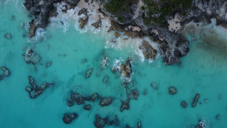Blue-water-shore-in-bermuda-on-sunny-day