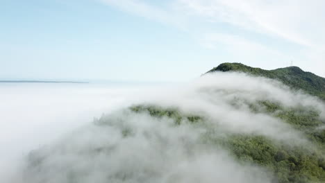 Nubes-Que-Desbordan-Una-Montaña-En-La-Cresta-Del-Río-St-Laurence-En-Gaspesie-Quebec-Canadá