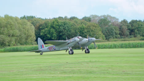Video-Des-Berühmten-Mosquito-Flugzeugs-Und-Des-Lincoln-Bombers-Aus-Dem-Zweiten-Weltkrieg,-Die-Gemeinsam-Auf-Einem-Luftwaffenstützpunkt-Der-Britischen-Luftwaffe-In-Lincolnshire-Unterwegs-Sind