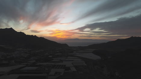 Wunderschöne-Luftaufnahme-Der-Stadt-La-Aldea-Bei-Sonnenuntergang-Und-Des-Teide-Vulkans-Im-Hintergrund