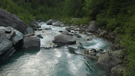 Water-Running-Through-The-Boulders-In-The-River-Through-The-Forest-In-Valmalenco,-Italy