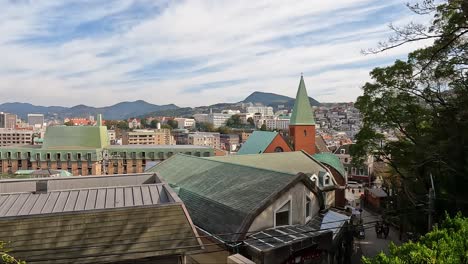 Vista-Sobre-El-Horizonte-De-Nagasaki-Con-El-Edificio-De-Estilo-Europeo-En-La-Catedral-De-Oura,-El-Parque-Ouratenbo