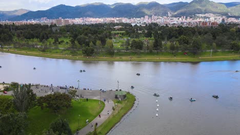 Luftaufnahme-Des-Sees-Im-„Simon-Bolívar-Metropolitan-Park“,-Dem-Größten-Und-Wichtigsten-Stadtpark-Der-Stadt-Bogot?