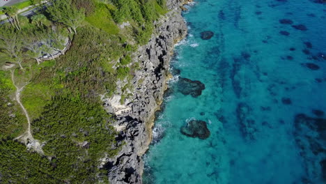Blaues-Wasserufer-In-Bermuda-An-Einem-Sonnigen-Tag
