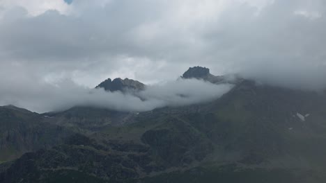 Nubes-Que-Envuelven-Los-Valles-Sobre-El-Lago-Lagazzuolo-En-Valmalenco,-Provincia-De-Sondrio,-Lombardía,-Italia
