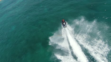 Hombre-Montando-Moto-Acuática-En-El-Mar-Azul-Durante-Las-Vacaciones-De-Verano