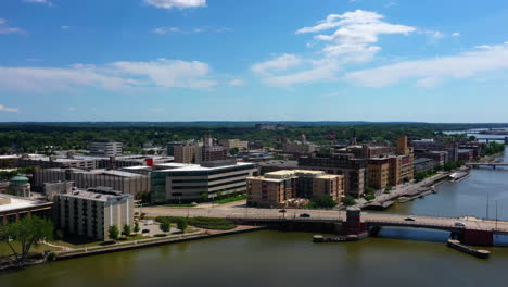 Vista-Aérea-Con-Vistas-Al-Río-Fox-Y-El-Paisaje-Urbano-De-Greenbay,-Verano-En-Wisconsin,-Estados-Unidos