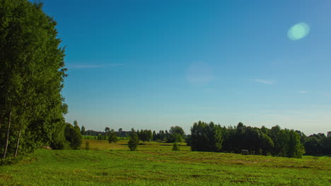 Wunderschöne-Malerische-Landschaft-Mit-Zeitraffer-Sonnenaufgang-Am-Morgen-An-Einem-Klaren-Tag-In-Lettland