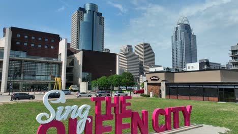 Sing-The-Queen-City-sign-in-downtown-Cincinnati,-Ohio