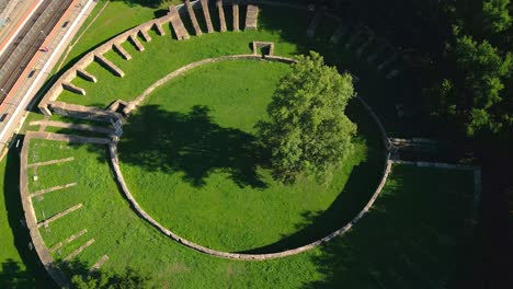 Anfiteatro-Civil-Aquincum-Desde-El-Aire-En-Budapest,-Hungría