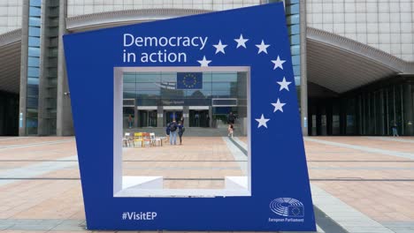 Große-Blaue-Fotorahmen-Attraktion-Vor-Dem-Eingang-Zum-Gebäude-Des-Europäischen-Parlaments-In-Brüssel