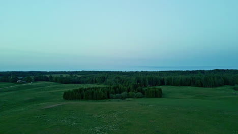 Luftaufnahme-Eines-Drohnensockels,-Der-Sich-über-Der-Wunderschönen-Lettischen-Landschaft-Mit-Feldern-Und-Wäldern-Erhebt