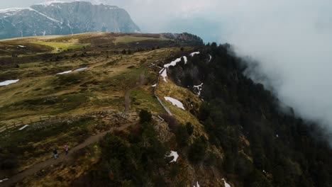 Toma-Matutina-De-Un-Dron-De-Un-Acantilado-Con-Nieve-Blanca-Y-Mucha-Niebla-Brumosa---Toma-Cinematográfica-De-Un-Dron