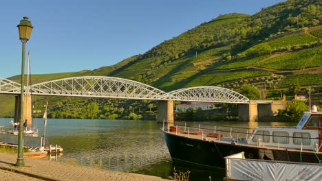 Malerische-Aussicht-Auf-Die-Gustave-Eiffel-Brücke-In-Pinhao-über-Den-Fluss-Douro-In-Portugal