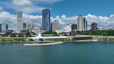 Cinematic-aerial-shot-of-Milwaukee-Art-Museum-on-Lake-Michigan