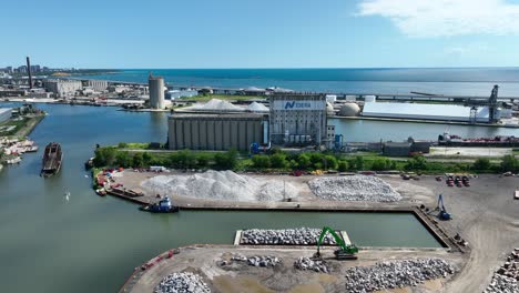 Cofco-International-Grain-Elevator-In-Milwaukee,-Wisconsin-Am-Lake-Michigan