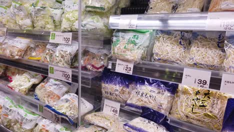Toma-Panorámica-Lenta-Del-Aumento-De-Los-Precios-De-Los-Productos-En-Un-Supermercado-Japonés.