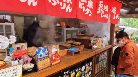 Puesto-De-Comida-En-Japón-Cocina-Volcánica-Cocinando-Con-El-Calor-De-Los-Manantiales-Geotérmicos