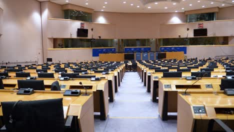 Innenansicht-Des-Leeren-Plenarsaals-Im-Europäischen-Parlament-Mit-Blick-Auf-Die-Hauptbühne-In-Brüssel,-Belgien