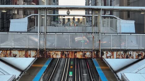 Chicago-train-exiting-train-station-in-downtown-Chicago,-Illinois