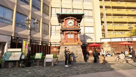 Berühmte-Uhr:-Die-Botchan-Karakuri-Uhr-Im-Dogo-Onsen