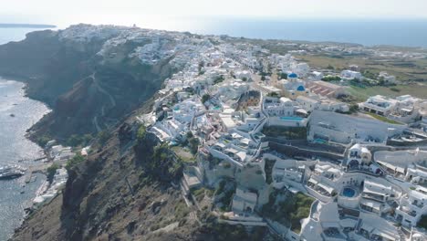 Bewundern-Sie-Das-Bezaubernde-Panorama-Der-Griechisch-orthodoxen-Kirchen,-Die-über-Die-Landschaft-Von-Santorin-Verstreut-Sind