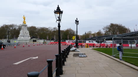 Child-looking-at-preparations-for-coronation-of-Charles-III,-London