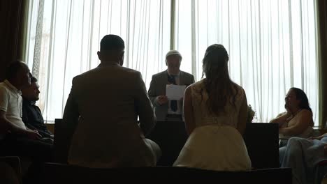 Braut-Und-Bräutigam-Sitzen-Zusammen-Im-Rathaus-Und-Lassen-Sich-Von-Ihrem-Bürgermeister-Eine-Predigt-Halten