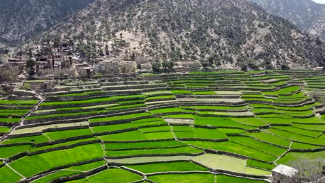 Los-Colores-Cautivadores-De-Las-Granjas-Verdes-Y-Las-Casas-Embarradas-En-La-Montaña