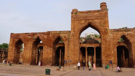 Alte-Große-Moschee-Namens-Adhai-Din-Ka-Jhonpra.-Vintage-Architektur-Am-Tag-Aus-Verschiedenen-Blickwinkeln.-Das-Video-Wurde-Am-19.-August-2023-In-Adhai-Din-Ka-Jhonpra-In-Ajmer,-Rajasthan,-Indien,-Aufgenommen